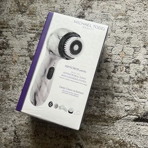 Michael Todd beauty Soniclear Petite®
SONIC FACIAL CLEANSING BRUSH